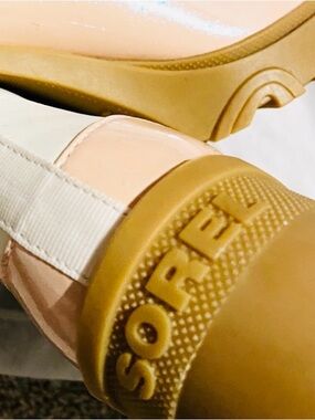 NWT SOREL Women’s Cream and Blush Zip Front Ankle Boots